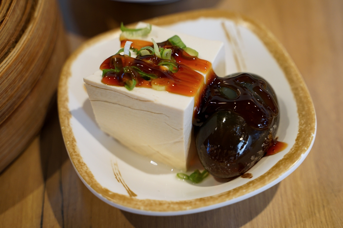 【台中西區】黃家園蒸餃館 – 台中勤美綠園道附近人氣平價小吃，已經飄香超過二十餘年，2026最新價格蒸餃一籠70元！