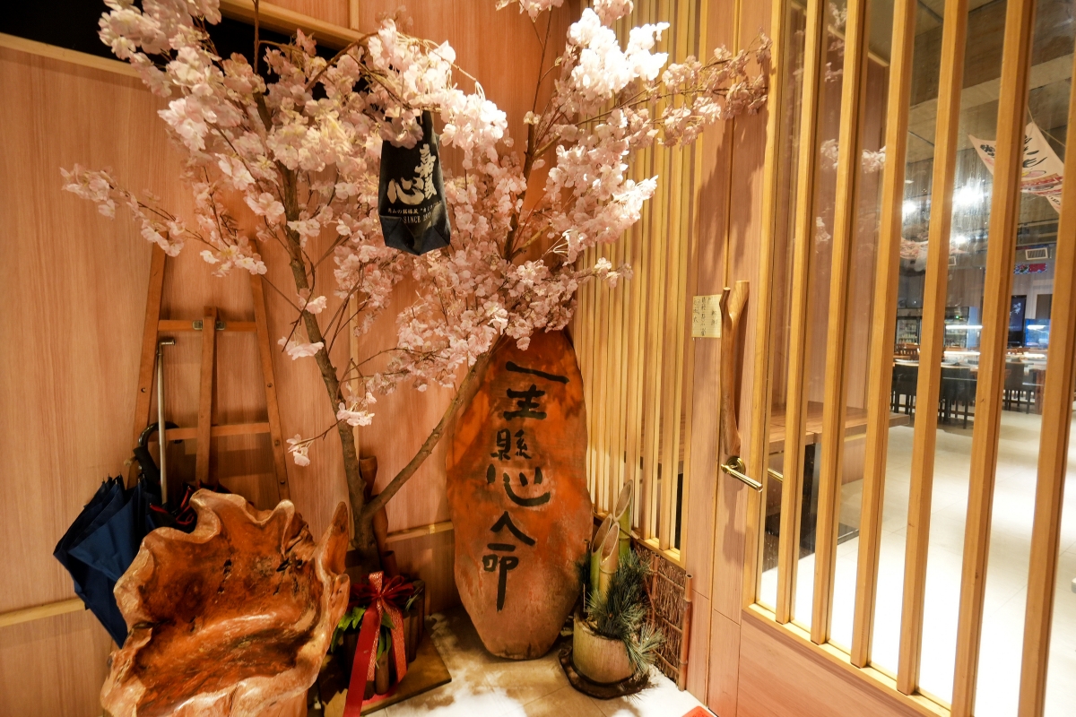 【中壢宵夜推薦】吳桑深夜食堂 – 宵夜時段也能吃到螃蟹痛風鍋、鐵板料理、握壽司聽起來如何！？中壢的朋友一定要筆記起來