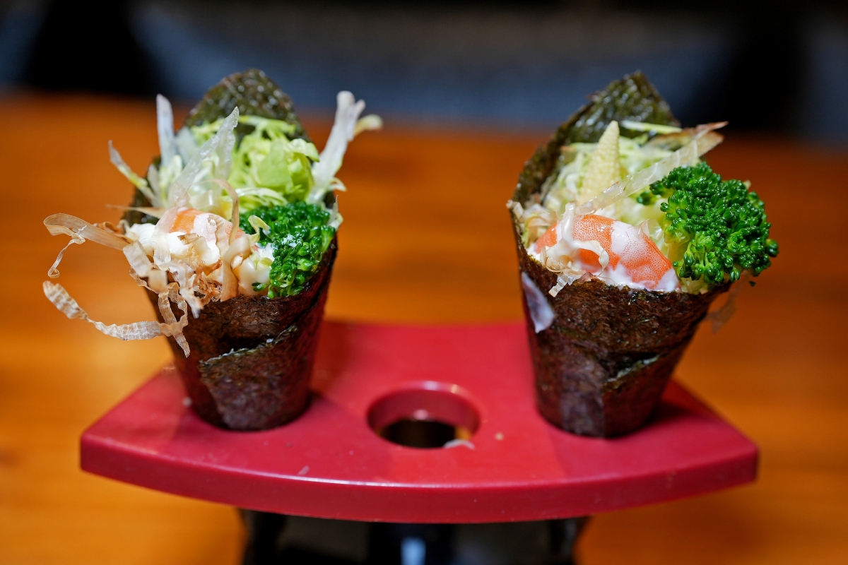 【中壢宵夜推薦】吳桑深夜食堂 – 宵夜時段也能吃到螃蟹痛風鍋、鐵板料理、握壽司聽起來如何！？中壢的朋友一定要筆記起來