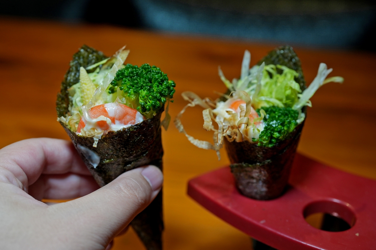 【中壢宵夜推薦】吳桑深夜食堂 – 宵夜時段也能吃到螃蟹痛風鍋、鐵板料理、握壽司聽起來如何！？中壢的朋友一定要筆記起來