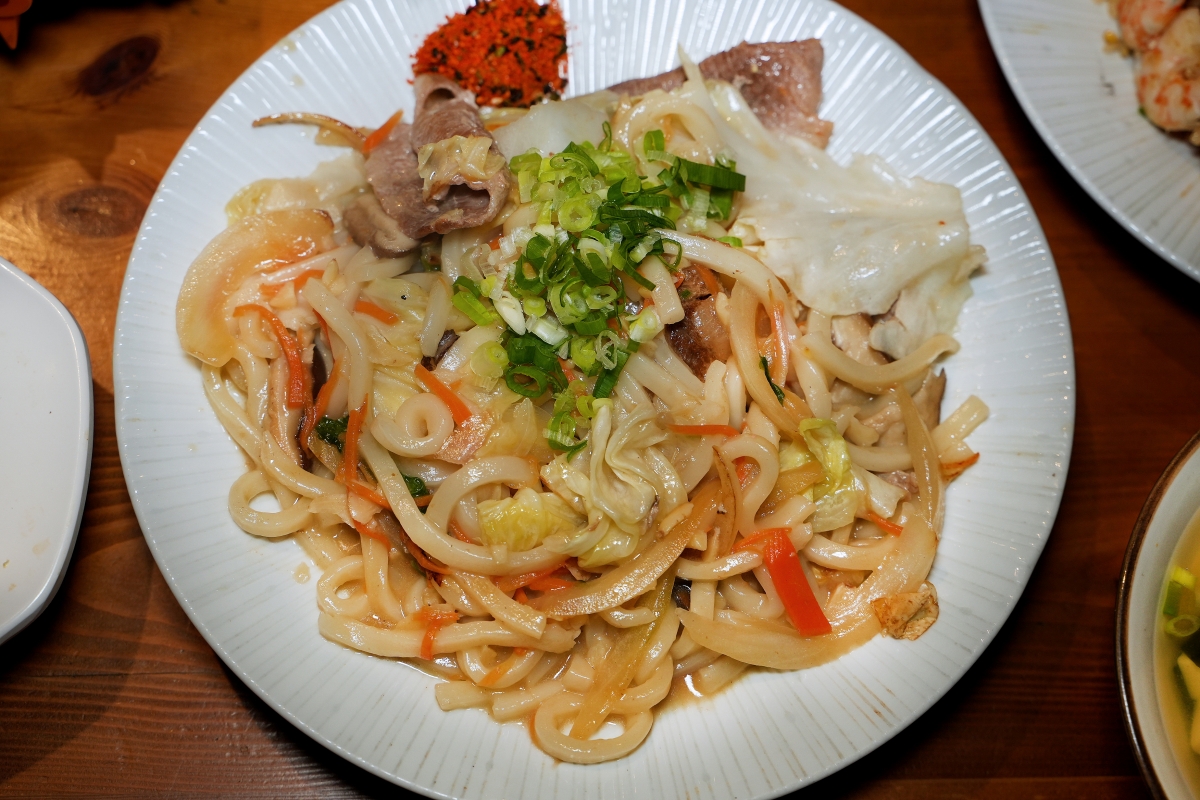 【中壢宵夜推薦】吳桑深夜食堂 – 宵夜時段也能吃到螃蟹痛風鍋、鐵板料理、握壽司聽起來如何！？中壢的朋友一定要筆記起來