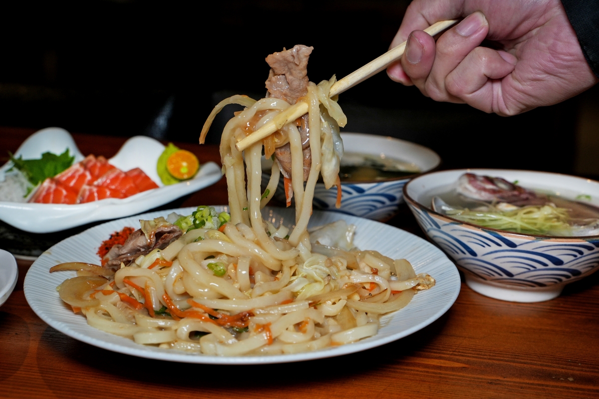 【中壢宵夜推薦】吳桑深夜食堂 – 宵夜時段也能吃到螃蟹痛風鍋、鐵板料理、握壽司聽起來如何！？中壢的朋友一定要筆記起來