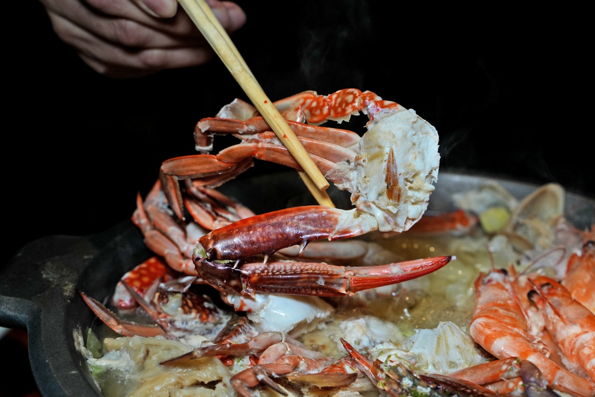 【中壢宵夜推薦】吳桑深夜食堂 – 宵夜時段也能吃到螃蟹痛風鍋、鐵板料理、握壽司聽起來如何！？中壢的朋友一定要筆記起來