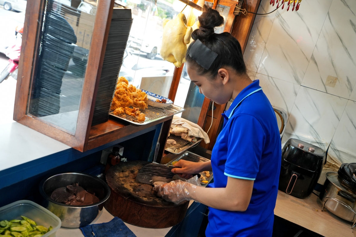 【曼谷美食】ฌอบ ข้าวมันไก่ บรรทัดทอง / Chorb – 我不小心發現的隱藏版海南雞飯寶藏店!三拼飯吃過一次以後就榮登我心目中的No.1 - 第8張圖 【曼谷美食】ฌอบ ข้าวมันไก่ บรรทัดทอง / Chorb – 我不小心發現的隱藏版海南雞飯寶藏店!三拼飯吃過一次以後就榮登我心目中的No.1