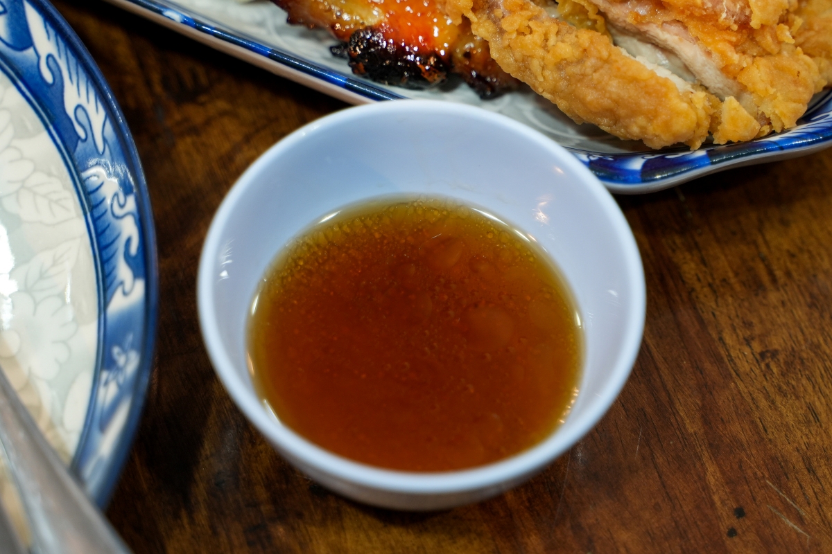 【曼谷美食】ฌอบ ข้าวมันไก่ บรรทัดทอง / Chorb – 我不小心發現的隱藏版海南雞飯寶藏店!三拼飯吃過一次以後就榮登我心目中的No.1 - 第18張圖 【曼谷美食】ฌอบ ข้าวมันไก่ บรรทัดทอง / Chorb – 我不小心發現的隱藏版海南雞飯寶藏店!三拼飯吃過一次以後就榮登我心目中的No.1