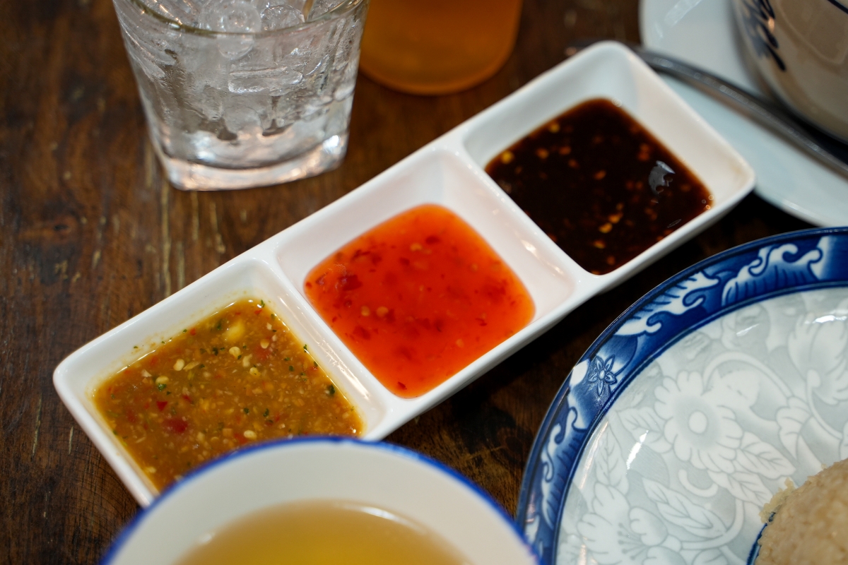 【曼谷美食】ฌอบ ข้าวมันไก่ บรรทัดทอง / Chorb – 我不小心發現的隱藏版海南雞飯寶藏店!三拼飯吃過一次以後就榮登我心目中的No.1 - 第15張圖 【曼谷美食】ฌอบ ข้าวมันไก่ บรรทัดทอง / Chorb – 我不小心發現的隱藏版海南雞飯寶藏店!三拼飯吃過一次以後就榮登我心目中的No.1