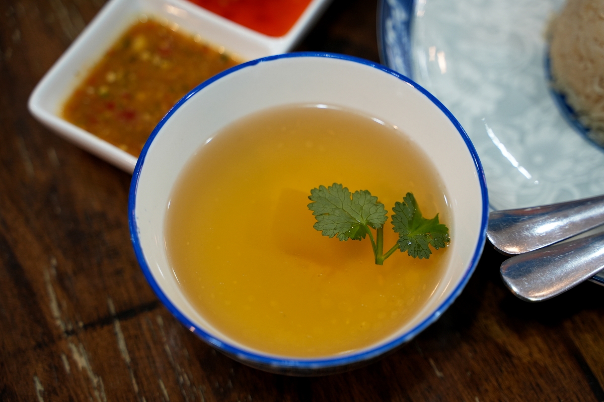 【曼谷美食】ฌอบ ข้าวมันไก่ บรรทัดทอง / Chorb – 我不小心發現的隱藏版海南雞飯寶藏店!三拼飯吃過一次以後就榮登我心目中的No.1 - 第20張圖 【曼谷美食】ฌอบ ข้าวมันไก่ บรรทัดทอง / Chorb – 我不小心發現的隱藏版海南雞飯寶藏店!三拼飯吃過一次以後就榮登我心目中的No.1