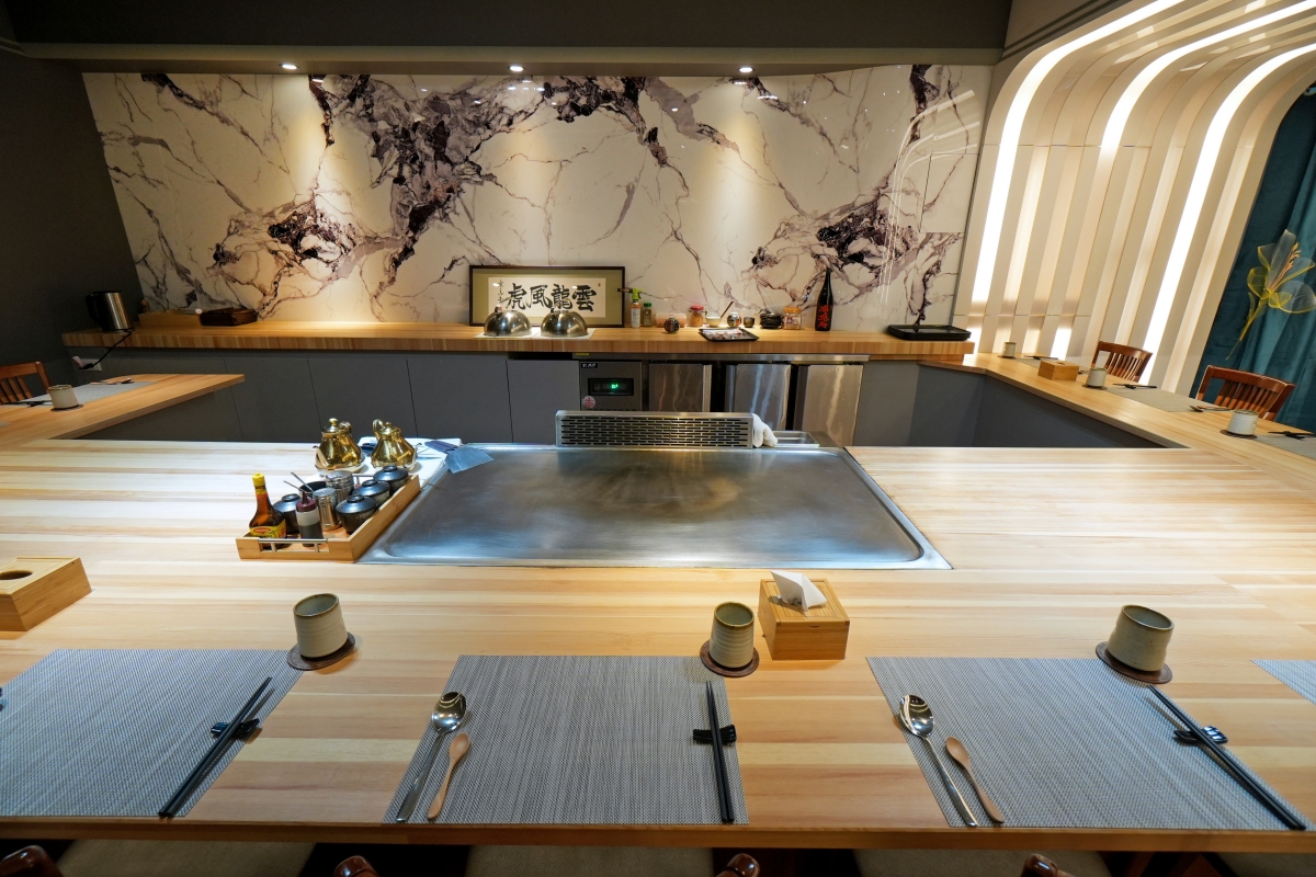 【桃園青埔美食】海童鐵板料亭 – 青埔高質感無菜單鐵板料理推出新菜單!1680元可嚐到龍蝦兩吃、鐵板牛小排等十品精緻好料 - 第3張圖 【桃園青埔美食】海童鐵板料亭 – 青埔高質感無菜單鐵板料理推出新菜單!1680元可嚐到龍蝦兩吃、鐵板牛小排等十品精緻好料