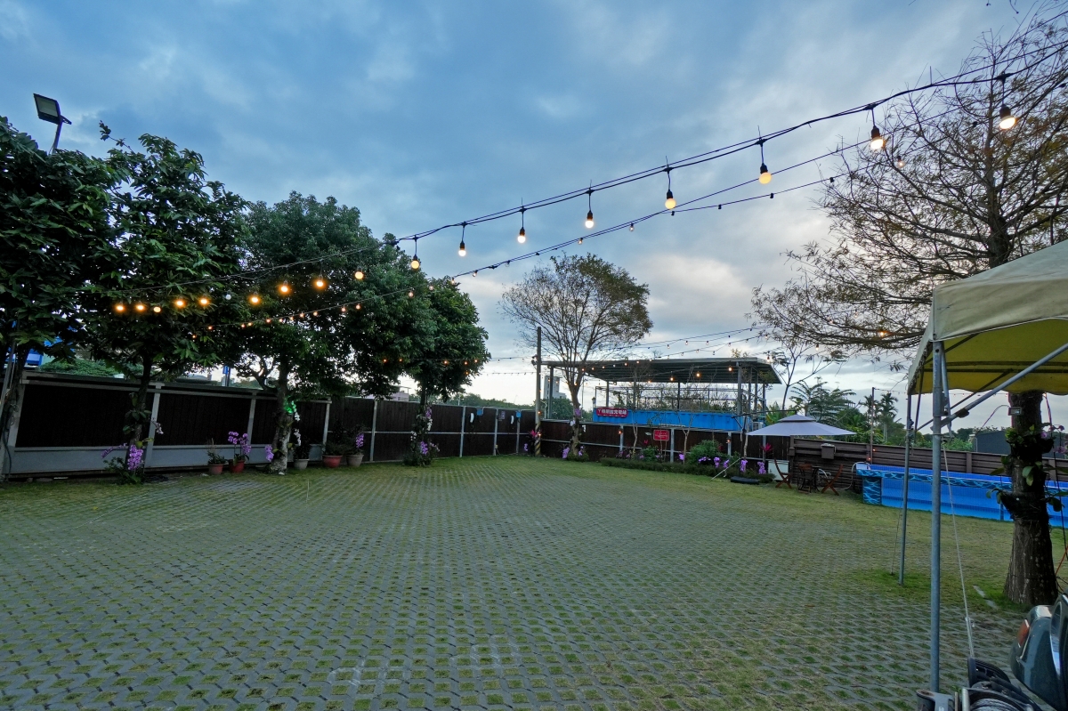 【花蓮住宿】波西米亞民宿 – 河景與海景都盡收眼底的景觀民宿，有220坪私人花園、戲水池、魚池，鄰近東大門夜市與南濱、北濱公園