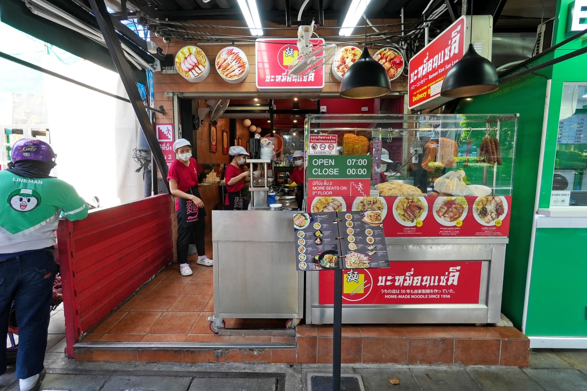 【曼谷美食】Bamee Kon Sae Lee – 東羅站最強燒臘、餛飩、蟹肉雞蛋麵！已飄香近70年，在地饕客跟觀光客都絡繹不絕