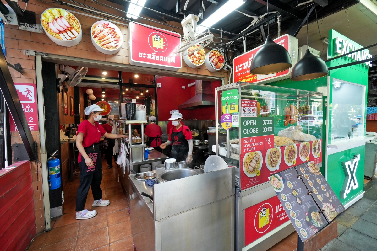 【曼谷美食】Bamee Kon Sae Lee – 東羅站最強燒臘、餛飩、蟹肉雞蛋麵！已飄香近70年，在地饕客跟觀光客都絡繹不絕