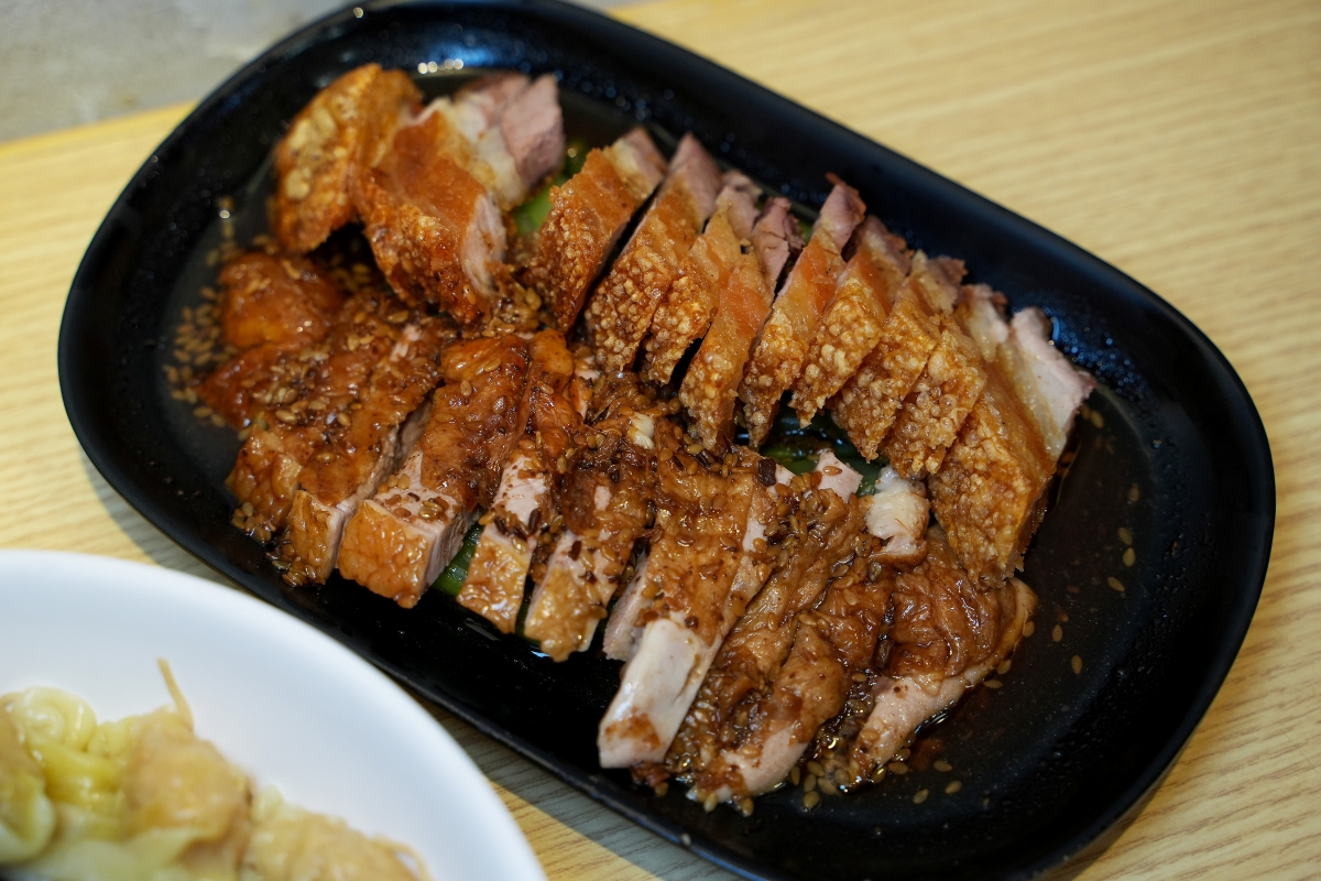 【曼谷美食】Bamee Kon Sae Lee – 東羅站最強燒臘、餛飩、蟹肉雞蛋麵！已飄香近70年，在地饕客跟觀光客都絡繹不絕