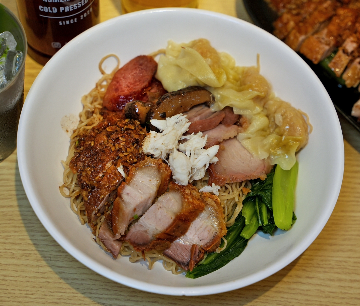 【曼谷美食】Bamee Kon Sae Lee – 東羅站最強燒臘、餛飩、蟹肉雞蛋麵！已飄香近70年，在地饕客跟觀光客都絡繹不絕