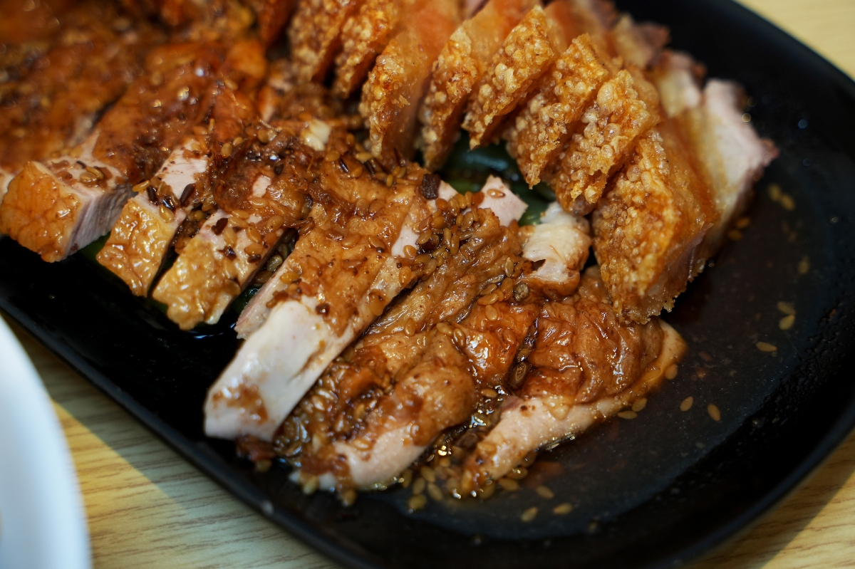 【曼谷美食】Bamee Kon Sae Lee – 東羅站最強燒臘、餛飩、蟹肉雞蛋麵！已飄香近70年，在地饕客跟觀光客都絡繹不絕