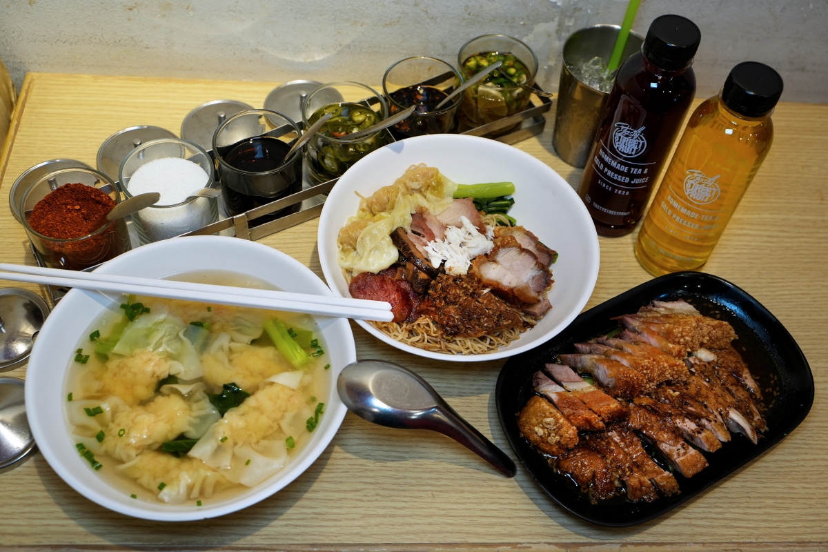 【曼谷美食】Bamee Kon Sae Lee – 東羅站最強燒臘、餛飩、蟹肉雞蛋麵！已飄香近70年，在地饕客跟觀光客都絡繹不絕
