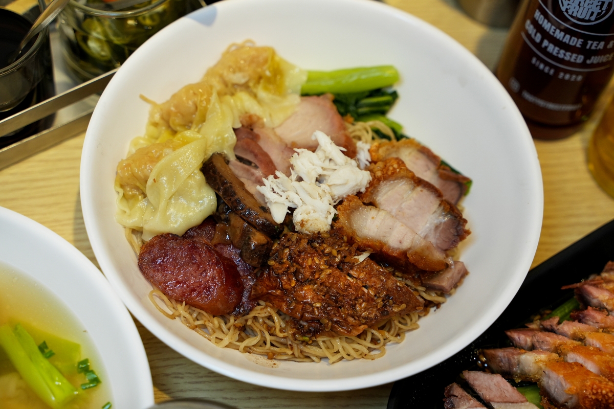 【曼谷美食】Bamee Kon Sae Lee – 東羅站最強燒臘、餛飩、蟹肉雞蛋麵！已飄香近70年，在地饕客跟觀光客都絡繹不絕