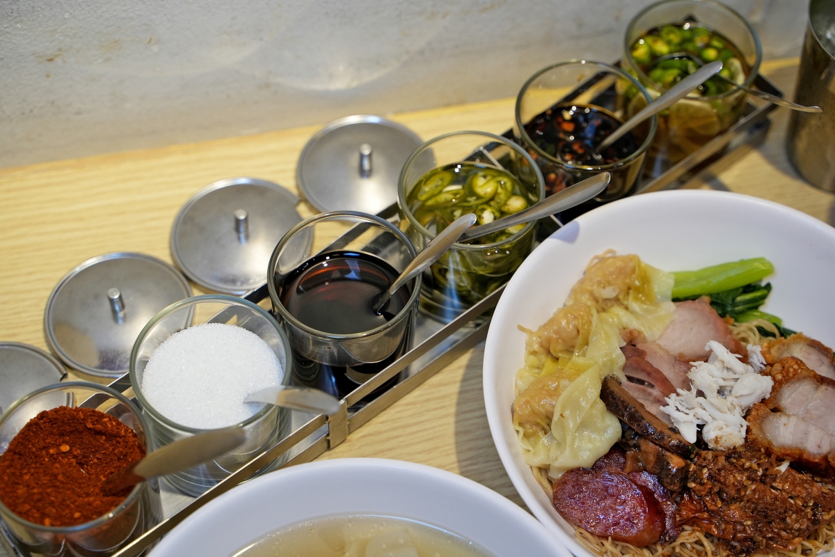 【曼谷美食】Bamee Kon Sae Lee – 東羅站最強燒臘、餛飩、蟹肉雞蛋麵！已飄香近70年，在地饕客跟觀光客都絡繹不絕