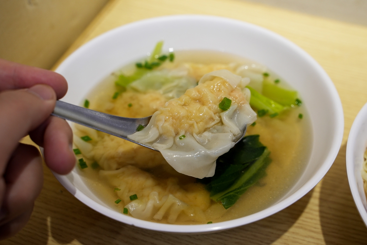 【曼谷美食】Bamee Kon Sae Lee – 東羅站最強燒臘、餛飩、蟹肉雞蛋麵！已飄香近70年，在地饕客跟觀光客都絡繹不絕