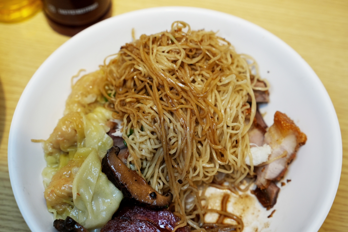 【曼谷美食】Bamee Kon Sae Lee – 東羅站最強燒臘、餛飩、蟹肉雞蛋麵！已飄香近70年，在地饕客跟觀光客都絡繹不絕