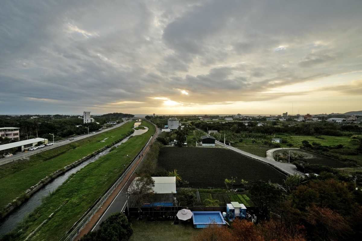 【花蓮住宿】波西米亞民宿 – 河景與海景都盡收眼底的景觀民宿，有220坪私人花園、戲水池、魚池，鄰近東大門夜市與南濱、北濱公園