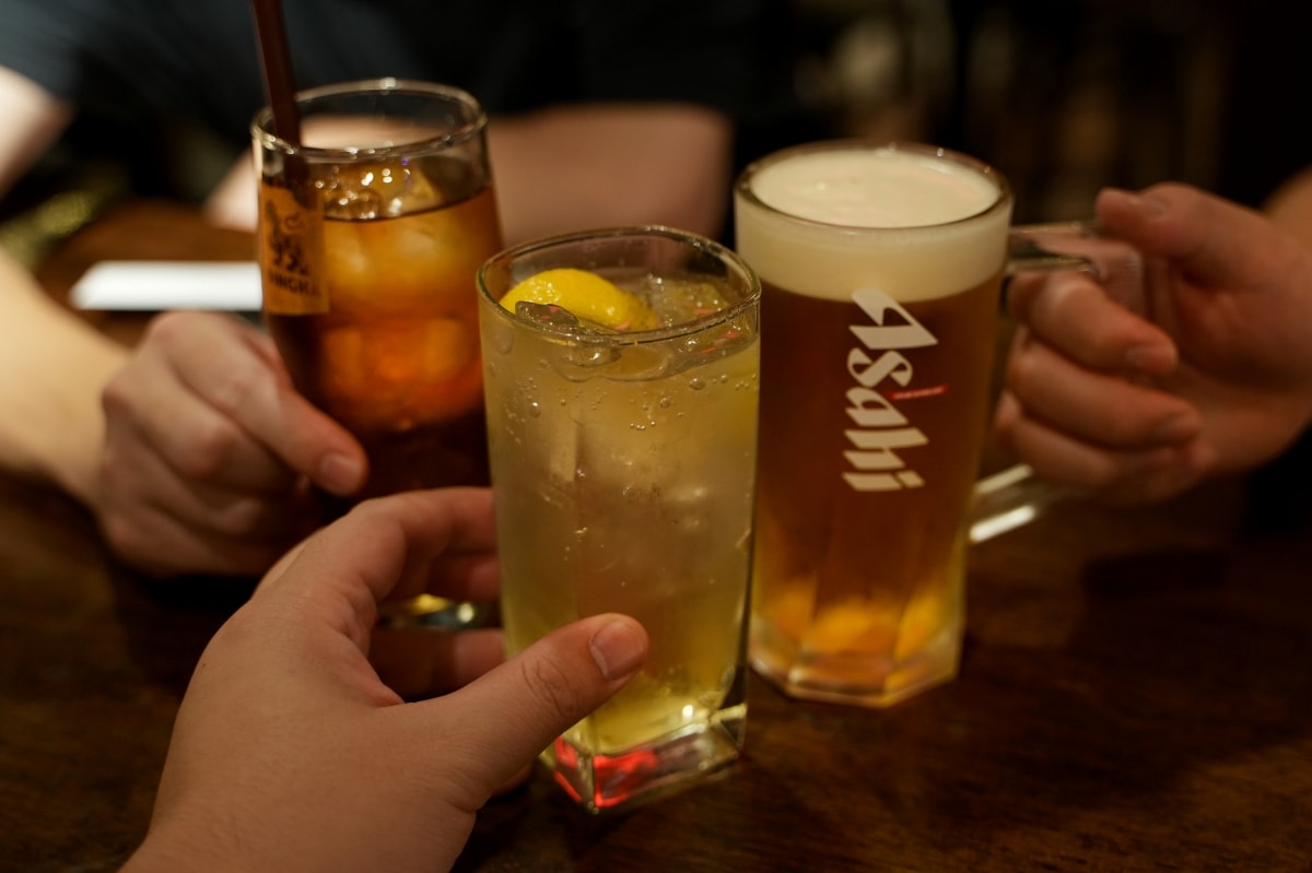 【曼谷美食】5 YEN IZAKAYA – 深受泰國年輕人喜愛的日式居酒屋，手羽先唐揚跟漢堡排丼都好美味，週五夜還有Live Band表演～♪