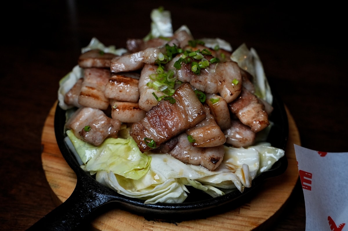 【曼谷美食】5 YEN IZAKAYA – 深受泰國年輕人喜愛的日式居酒屋，手羽先唐揚跟漢堡排丼都好美味，週五夜還有Live Band表演～♪