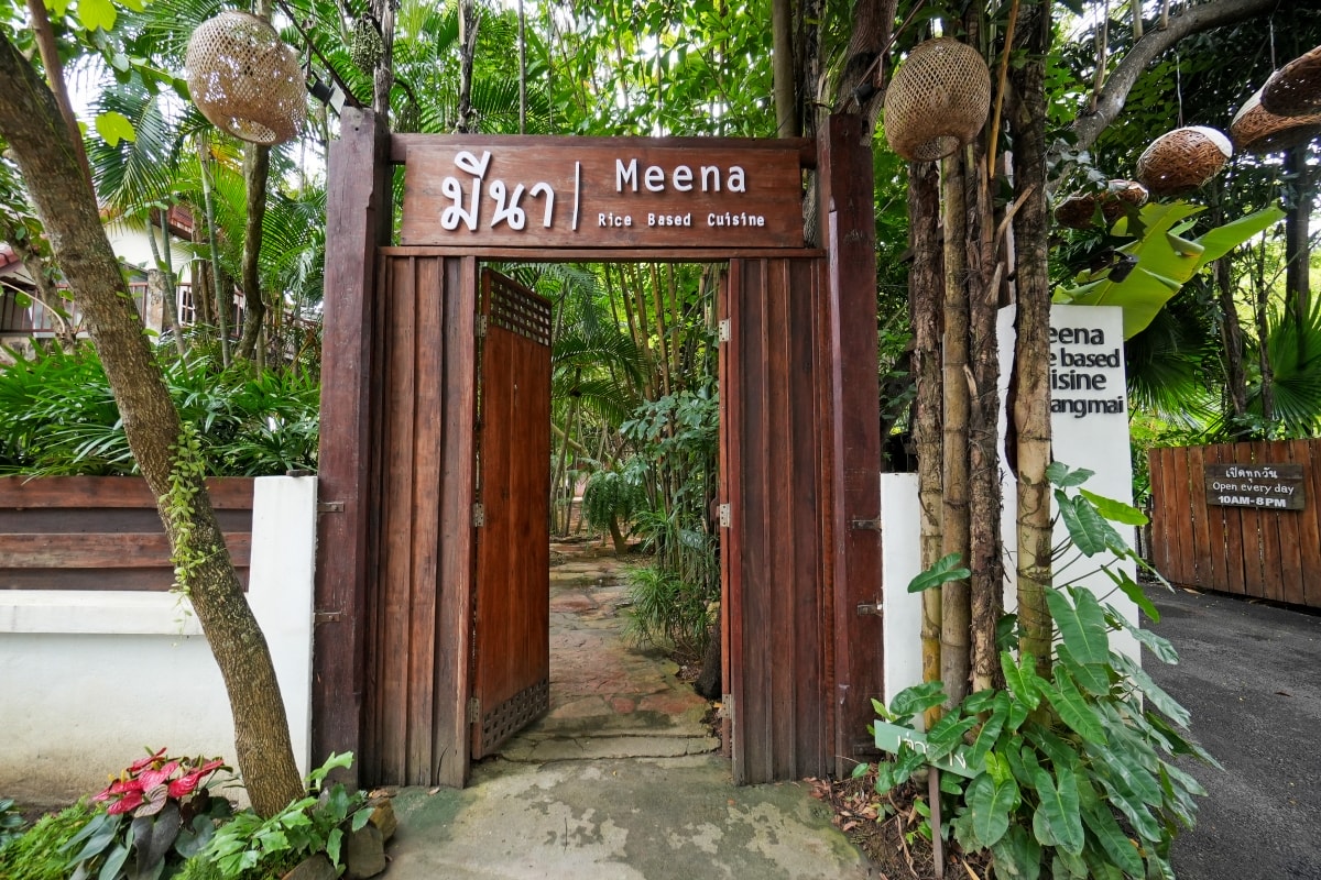 【清邁美食】Meena Rice Based Cuisine – 雨樹市集旁的米其林推薦餐廳,天然食材染色的五色米飯和米粉炸蝦是必點品項! - 第2張圖 【清邁美食】Meena Rice Based Cuisine – 雨樹市集旁的米其林推薦餐廳,天然食材染色的五色米飯和米粉炸蝦是必點品項!