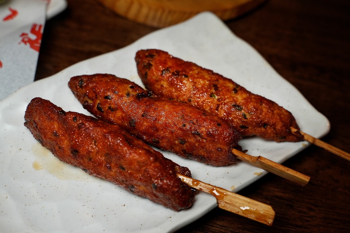 【曼谷美食】5 YEN IZAKAYA – 深受泰國年輕人喜愛的日式居酒屋，手羽先唐揚跟漢堡排丼都好美味，週五夜還有Live Band表演～♪