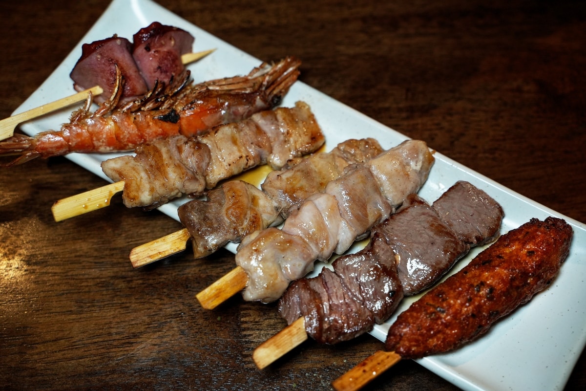 【曼谷美食】5 YEN IZAKAYA – 深受泰國年輕人喜愛的日式居酒屋，手羽先唐揚跟漢堡排丼都好美味，週五夜還有Live Band表演～♪