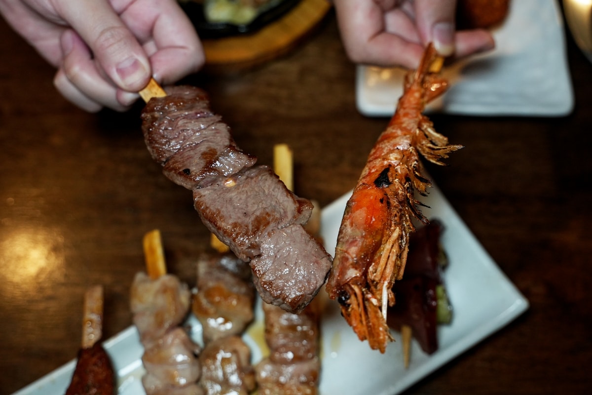 【曼谷美食】5 YEN IZAKAYA – 深受泰國年輕人喜愛的日式居酒屋，手羽先唐揚跟漢堡排丼都好美味，週五夜還有Live Band表演～♪