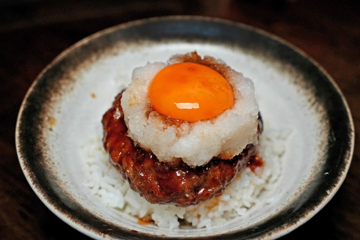 【曼谷美食】5 YEN IZAKAYA – 深受泰國年輕人喜愛的日式居酒屋，手羽先唐揚跟漢堡排丼都好美味，週五夜還有Live Band表演～♪