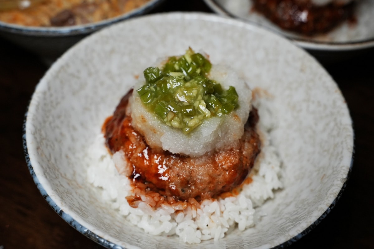 【曼谷美食】5 YEN IZAKAYA – 深受泰國年輕人喜愛的日式居酒屋，手羽先唐揚跟漢堡排丼都好美味，週五夜還有Live Band表演～♪
