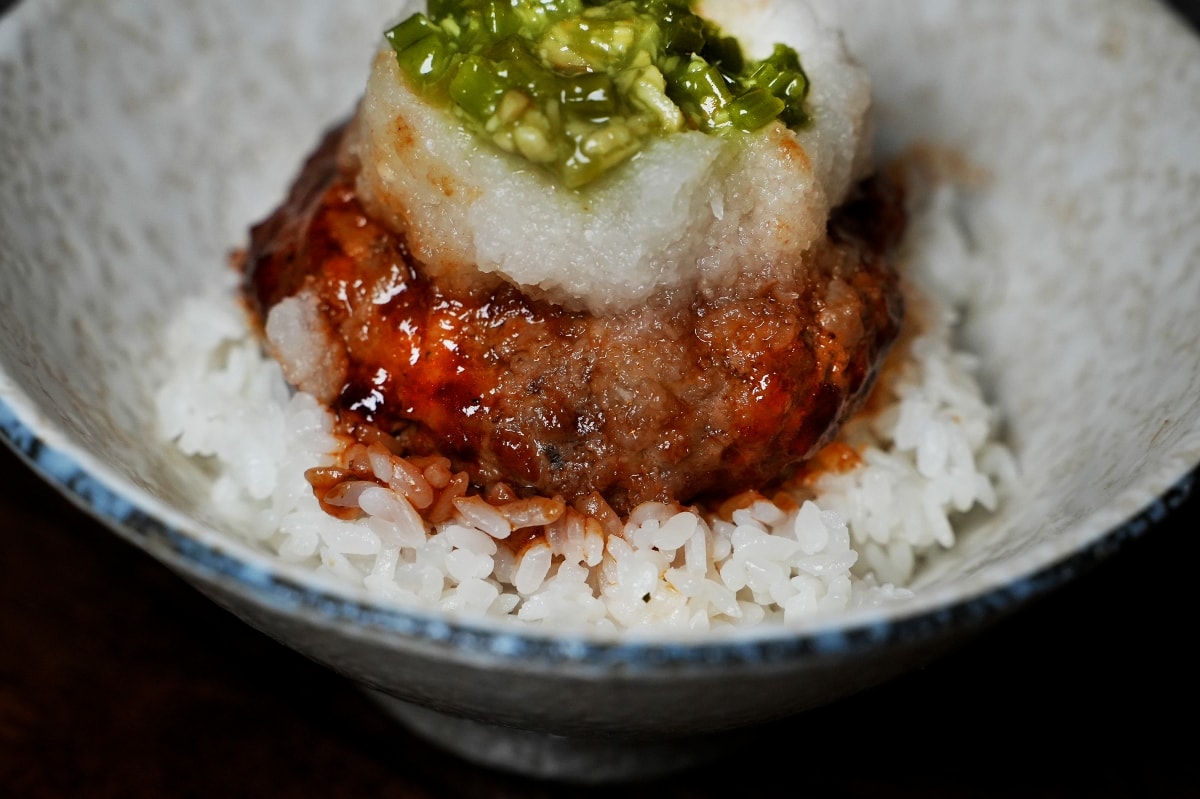 【曼谷美食】5 YEN IZAKAYA – 深受泰國年輕人喜愛的日式居酒屋，手羽先唐揚跟漢堡排丼都好美味，週五夜還有Live Band表演～♪