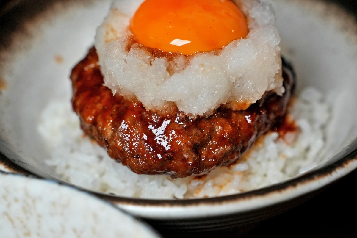 【曼谷美食】5 YEN IZAKAYA – 深受泰國年輕人喜愛的日式居酒屋，手羽先唐揚跟漢堡排丼都好美味，週五夜還有Live Band表演～♪