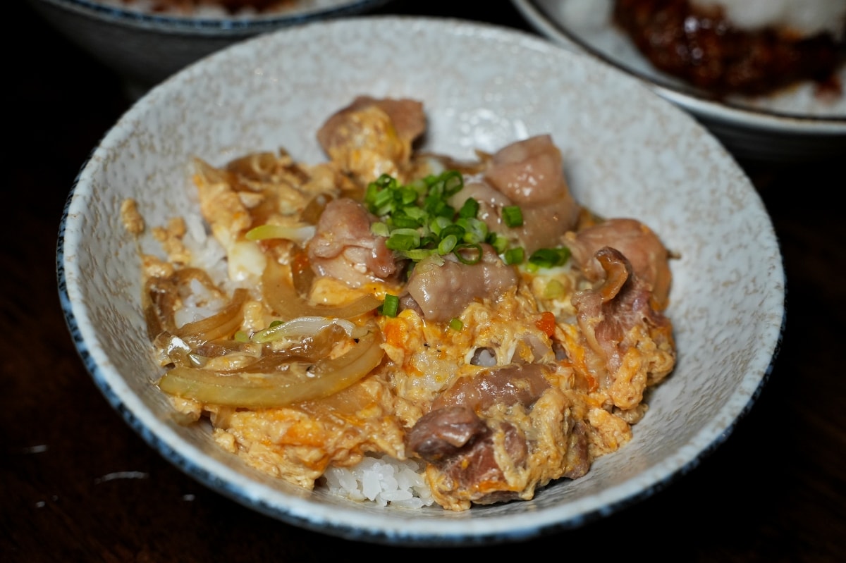 【曼谷美食】5 YEN IZAKAYA – 深受泰國年輕人喜愛的日式居酒屋，手羽先唐揚跟漢堡排丼都好美味，週五夜還有Live Band表演～♪