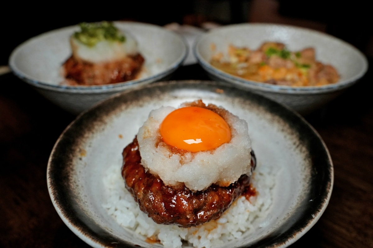 【曼谷美食】5 YEN IZAKAYA – 深受泰國年輕人喜愛的日式居酒屋，手羽先唐揚跟漢堡排丼都好美味，週五夜還有Live Band表演～♪