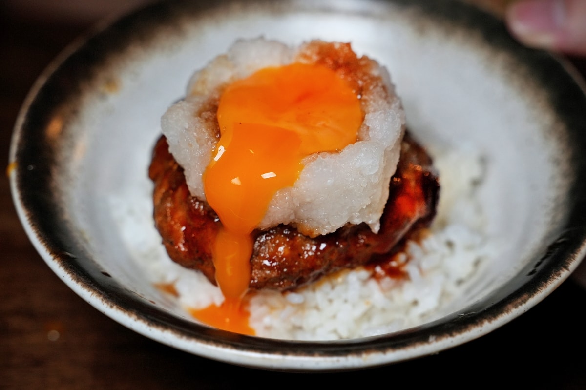 【曼谷美食】5 YEN IZAKAYA – 深受泰國年輕人喜愛的日式居酒屋，手羽先唐揚跟漢堡排丼都好美味，週五夜還有Live Band表演～♪