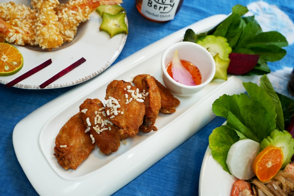 【清邁美食】Meena Rice Based Cuisine – 雨樹市集旁的米其林推薦餐廳,天然食材染色的五色米飯和米粉炸蝦是必點品項! - 第31張圖 【清邁美食】Meena Rice Based Cuisine – 雨樹市集旁的米其林推薦餐廳,天然食材染色的五色米飯和米粉炸蝦是必點品項!