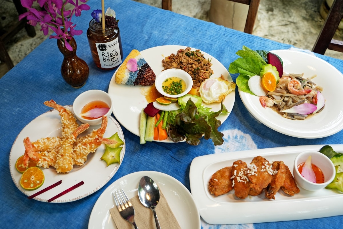 【清邁美食】Meena Rice Based Cuisine – 雨樹市集旁的米其林推薦餐廳,天然食材染色的五色米飯和米粉炸蝦是必點品項! - 第19張圖 【清邁美食】Meena Rice Based Cuisine – 雨樹市集旁的米其林推薦餐廳,天然食材染色的五色米飯和米粉炸蝦是必點品項!