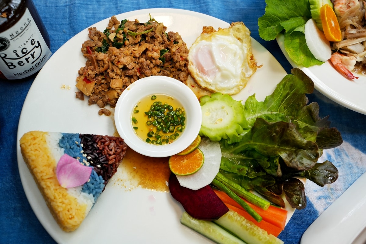 【清邁美食】Meena Rice Based Cuisine – 雨樹市集旁的米其林推薦餐廳,天然食材染色的五色米飯和米粉炸蝦是必點品項! - 第21張圖 【清邁美食】Meena Rice Based Cuisine – 雨樹市集旁的米其林推薦餐廳,天然食材染色的五色米飯和米粉炸蝦是必點品項!