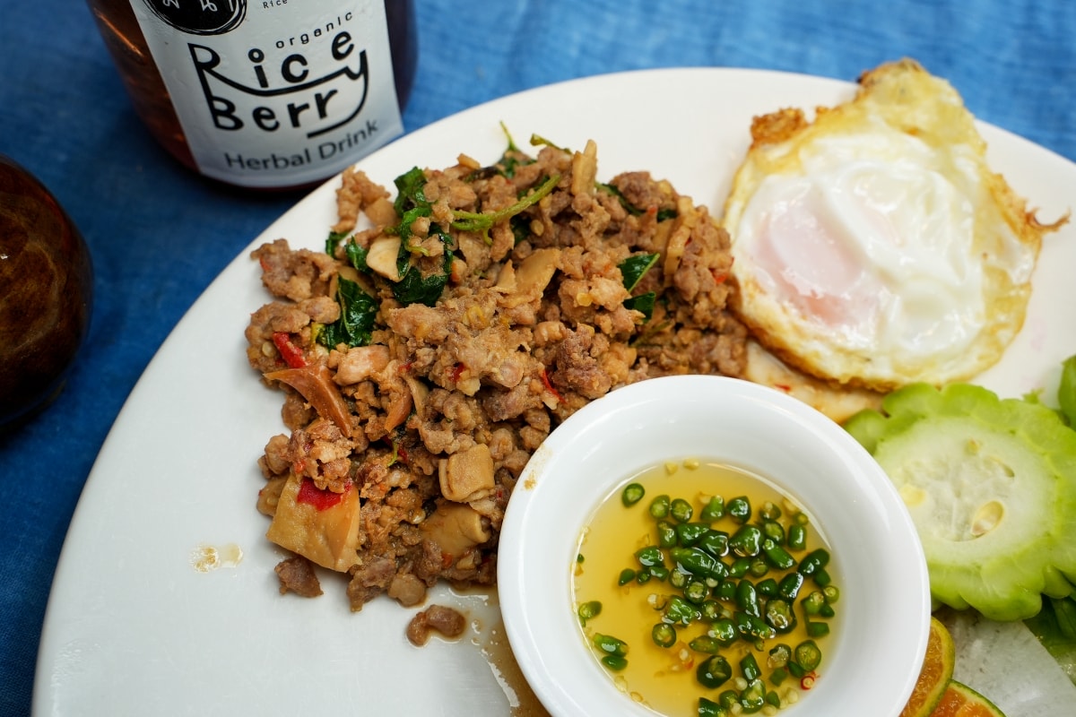 【清邁美食】Meena Rice Based Cuisine – 雨樹市集旁的米其林推薦餐廳,天然食材染色的五色米飯和米粉炸蝦是必點品項! - 第22張圖 【清邁美食】Meena Rice Based Cuisine – 雨樹市集旁的米其林推薦餐廳,天然食材染色的五色米飯和米粉炸蝦是必點品項!