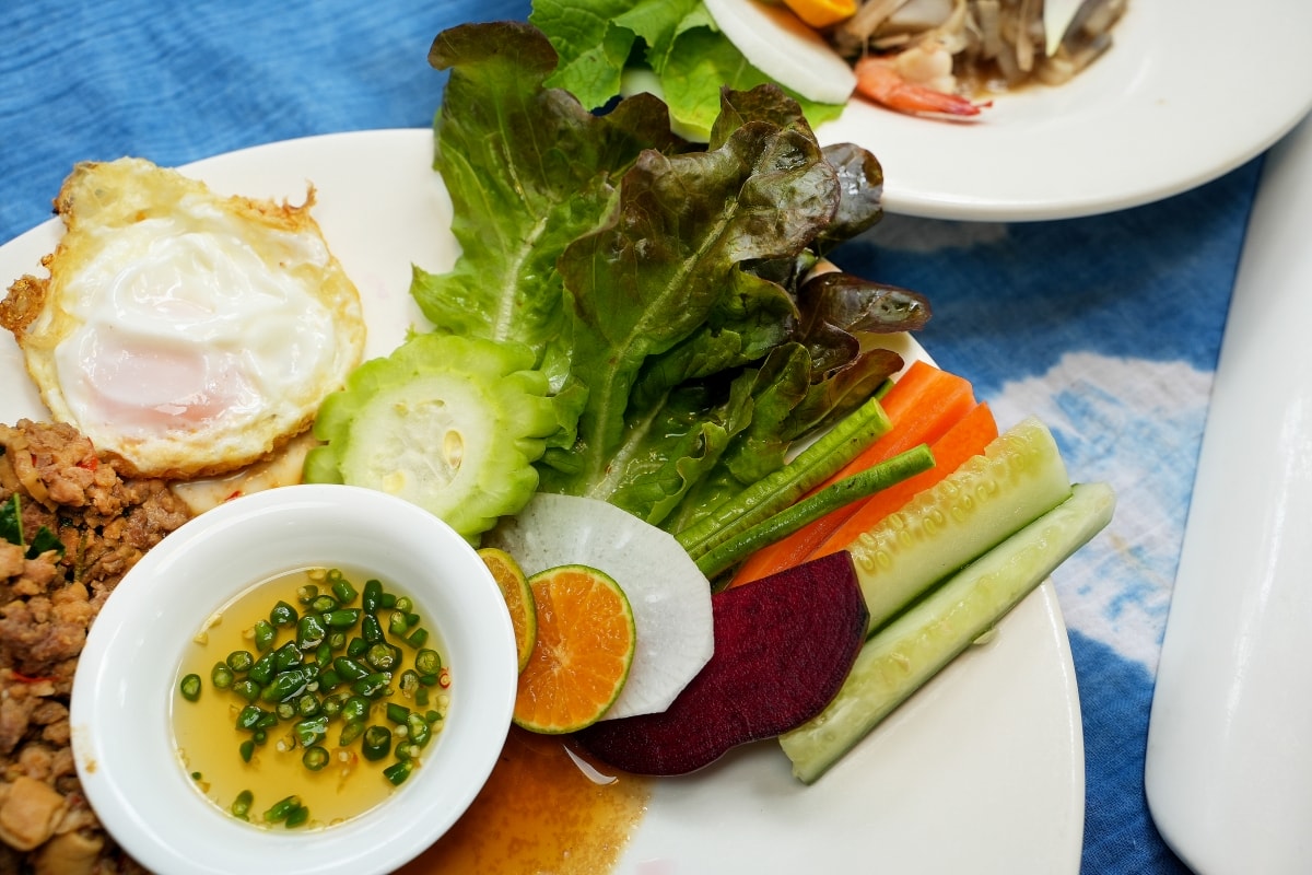 【清邁美食】Meena Rice Based Cuisine – 雨樹市集旁的米其林推薦餐廳,天然食材染色的五色米飯和米粉炸蝦是必點品項! - 第23張圖 【清邁美食】Meena Rice Based Cuisine – 雨樹市集旁的米其林推薦餐廳,天然食材染色的五色米飯和米粉炸蝦是必點品項!