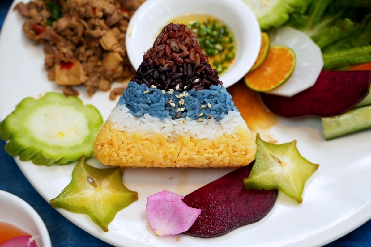 【清邁美食】Meena Rice Based Cuisine – 雨樹市集旁的米其林推薦餐廳,天然食材染色的五色米飯和米粉炸蝦是必點品項! - 第24張圖 【清邁美食】Meena Rice Based Cuisine – 雨樹市集旁的米其林推薦餐廳,天然食材染色的五色米飯和米粉炸蝦是必點品項!