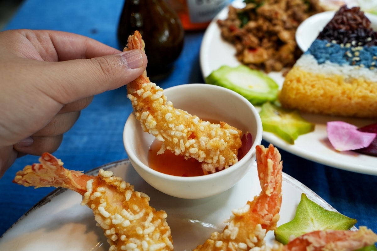 【清邁美食】Meena Rice Based Cuisine – 雨樹市集旁的米其林推薦餐廳,天然食材染色的五色米飯和米粉炸蝦是必點品項! - 第30張圖 【清邁美食】Meena Rice Based Cuisine – 雨樹市集旁的米其林推薦餐廳,天然食材染色的五色米飯和米粉炸蝦是必點品項!