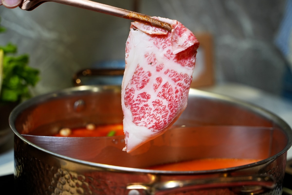 【台北東區美食】新肉多多 – 鍋物界的卡地亞！慶生、約會必收藏，台北少見的高級不限時火鍋餐廳就在忠孝敦化4號出口旁