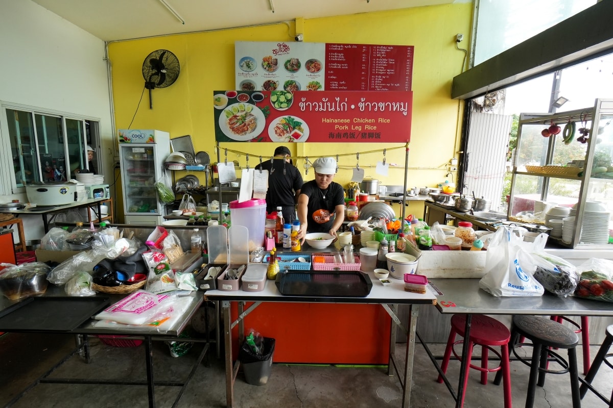 【清邁美食】ซุปโอชา Soup O-Cha 心心湯 – 清邁接地氣平價泰式小吃店，菜單品項超多元，熱炒、粥品、火山鍋、各種海鮮料理應有盡有