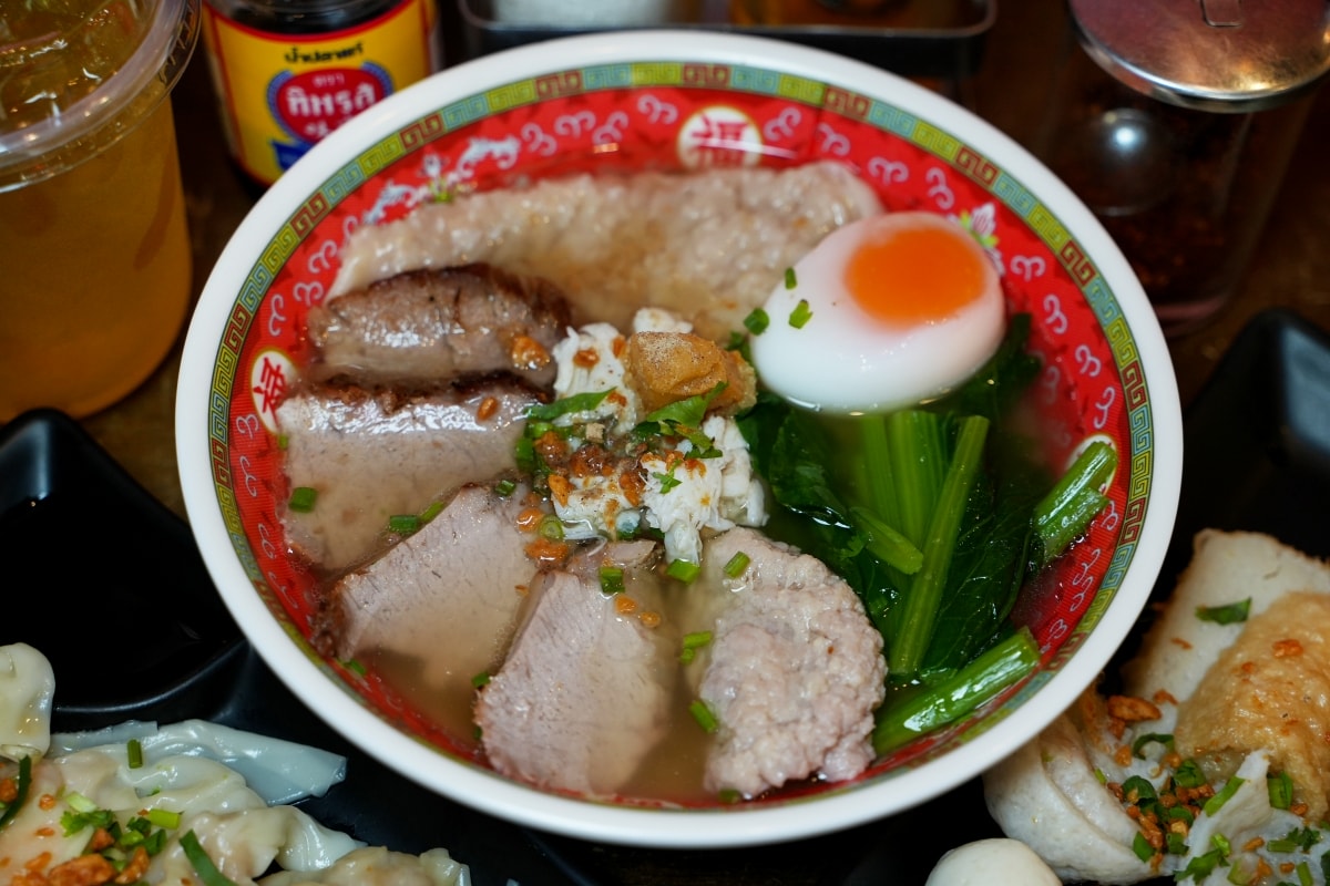 【曼谷美食】Tim Dumpling 大餃子 – 曼谷中國城的人氣大餛飩與麵食餐館,鮮蝦餛飩麵還可加蟹肉、叉燒、魚丸升級成豪華版本! - 第14張圖 【曼谷美食】Tim Dumpling 大餃子 – 曼谷中國城的人氣大餛飩與麵食餐館,鮮蝦餛飩麵還可加蟹肉、叉燒、魚丸升級成豪華版本!