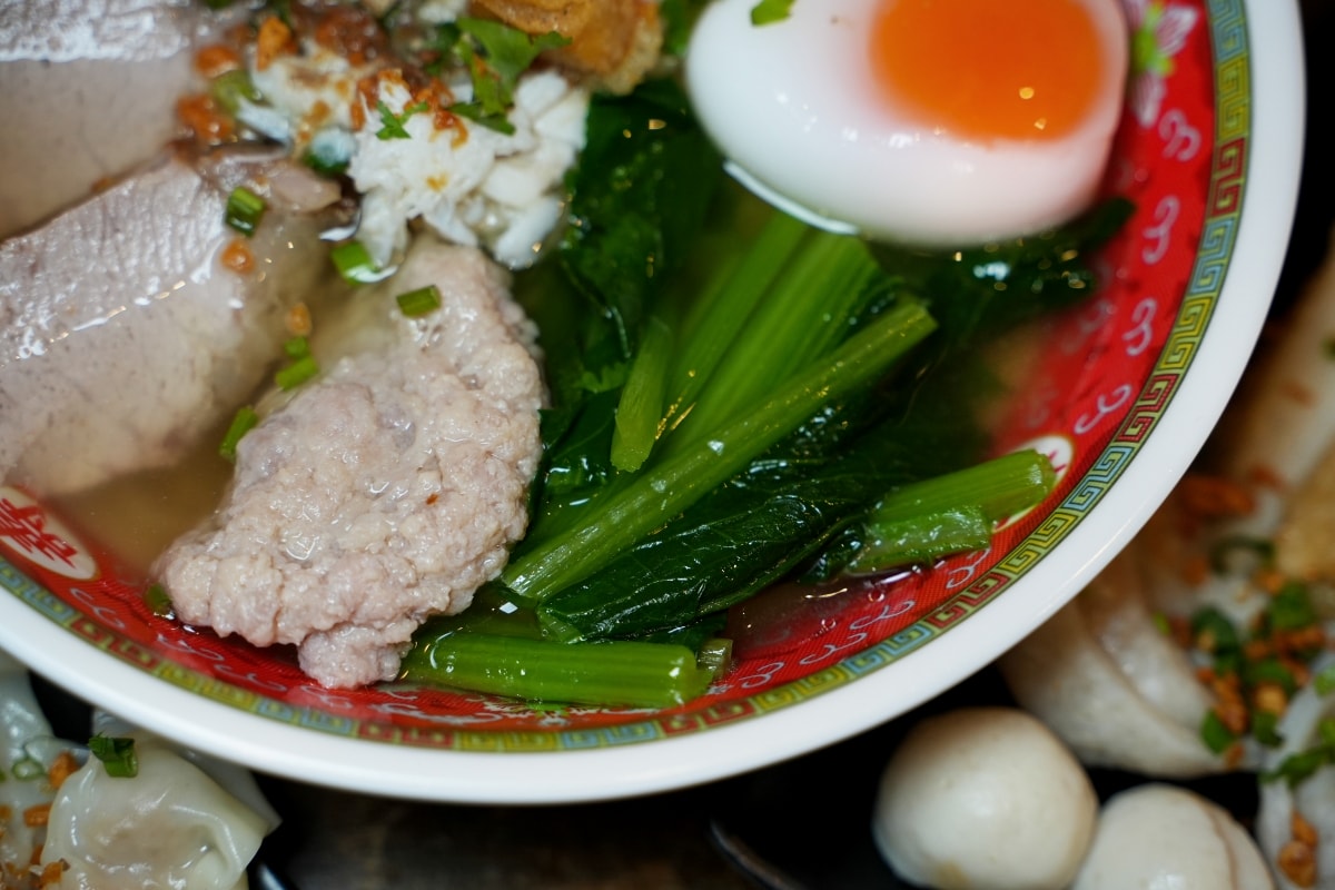 【曼谷美食】Tim Dumpling 大餃子 – 曼谷中國城的人氣大餛飩與麵食餐館,鮮蝦餛飩麵還可加蟹肉、叉燒、魚丸升級成豪華版本! - 第16張圖 【曼谷美食】Tim Dumpling 大餃子 – 曼谷中國城的人氣大餛飩與麵食餐館,鮮蝦餛飩麵還可加蟹肉、叉燒、魚丸升級成豪華版本!
