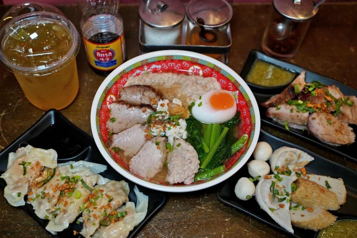 【曼谷美食】Tim Dumpling 大餃子 – 曼谷中國城的人氣大餛飩與麵食餐館,鮮蝦餛飩麵還可加蟹肉、叉燒、魚丸升級成豪華版本! - 第13張圖 【曼谷美食】Tim Dumpling 大餃子 – 曼谷中國城的人氣大餛飩與麵食餐館,鮮蝦餛飩麵還可加蟹肉、叉燒、魚丸升級成豪華版本!
