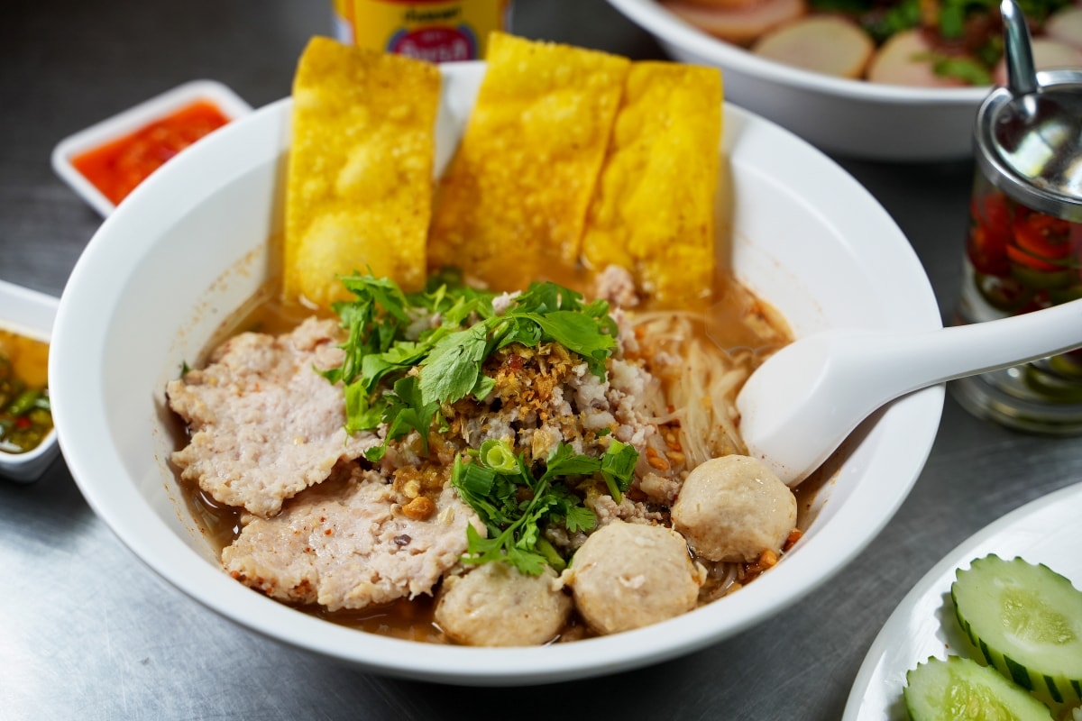 【清邁美食】ซุปโอชา Soup O-Cha 心心湯 – 清邁接地氣平價泰式小吃店，菜單品項超多元，熱炒、粥品、火山鍋、各種海鮮料理應有盡有